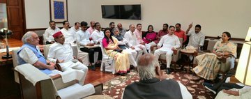 Parliament Live : संसद में विपक्ष की रणनीति पर मंथन, खरगे ने INDIA गठबंधन के नेताओं की बैठक बुलाई