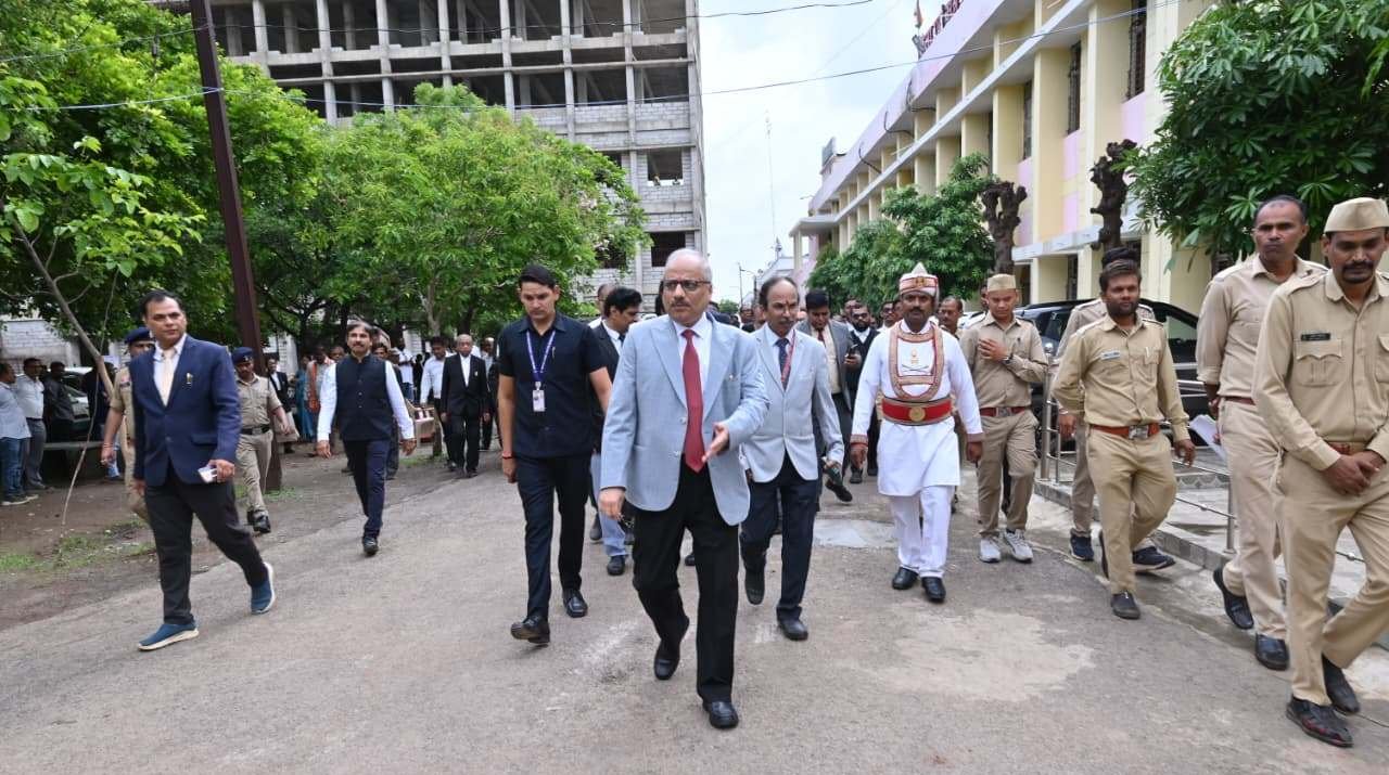 मुख्य न्यायाधीश छत्तीसगढ़ उच्च न्यायालय बिलासपुर न्यायमूर्ति रमेश सिन्हा द्वारा जिला न्यायालय राजनांदगांव का विस्तृत निरीक्षण एवं न्यायिक अधोसंरचना का जायजा