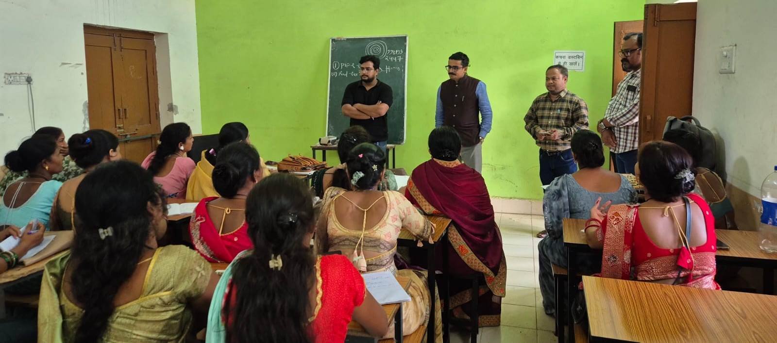 सीईओ जिला पंचायत ने ग्राम पदुमतरा में मॉडल संकुल संगठन एवं सीएमटीसी का किया अवलोकन