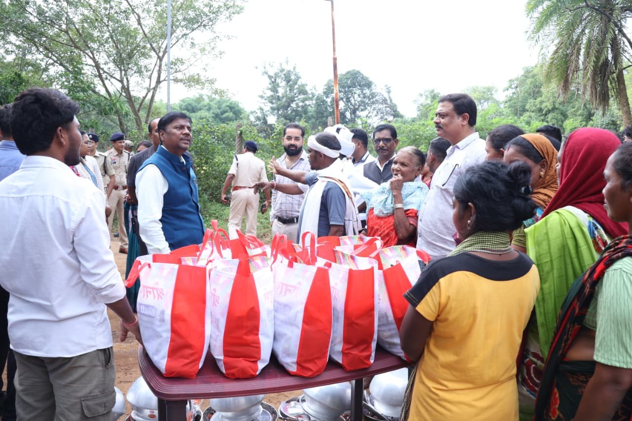 बाढ़ प्रभावित परिवारों के बीच पहुंचे वन मंत्री केदार कश्यप