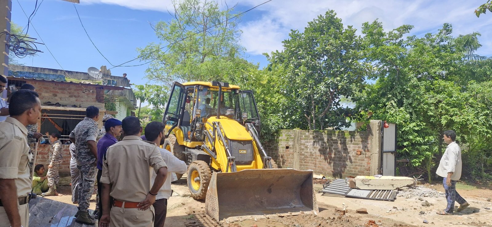 कलेक्टर के निर्देश पर मड़ईभाठा में शासकीय भूमि से 5 अवैध अतिक्रमण हटाए गए