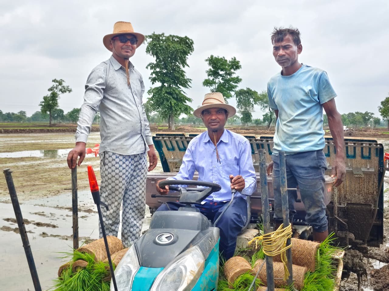 पैडी ट्रांसप्लांटर से किसान डिकेश्वर साहू ने घटाई लागत, बढ़ाई उत्पादकता