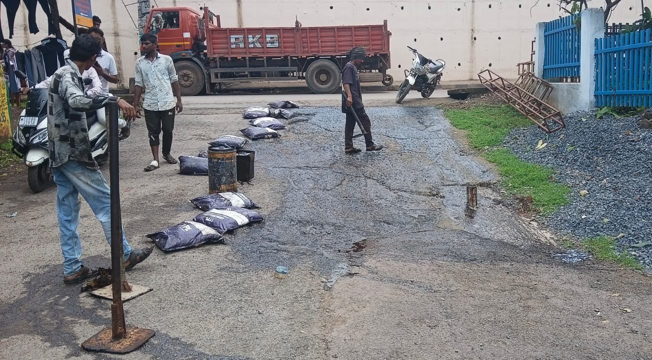 नगर निगम द्वारा नियमित साफ-सफाई, जलनिकासी और सड़क मरम्मत कार्य किया जा रहा