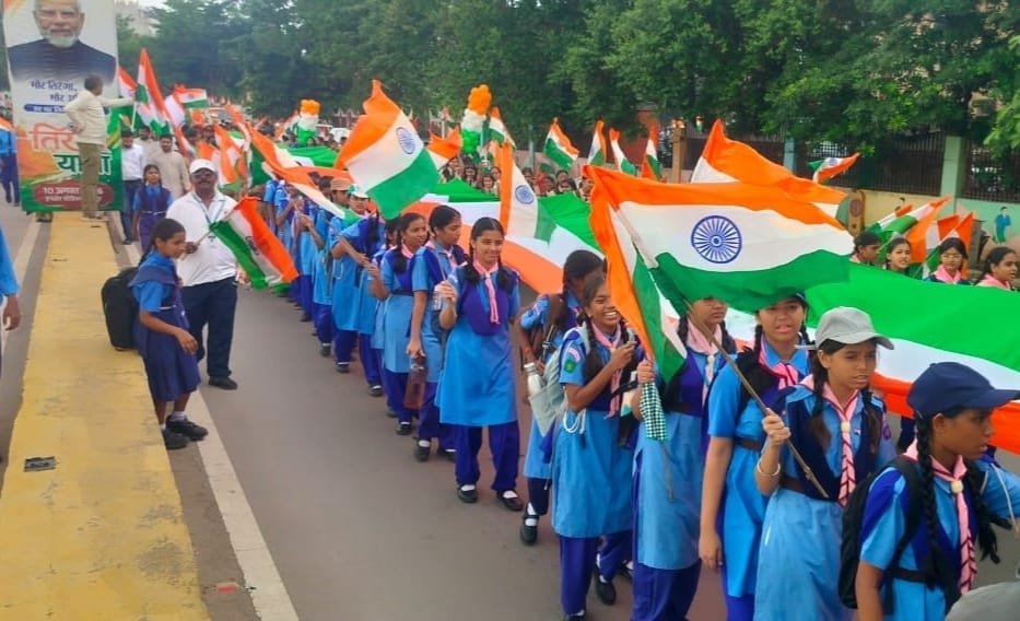 1500 मीटर लंबे तिरंगे के साथ गूंजा ‘वंदे मातरम्’, तिरंगा यात्रा में स्काउट-गाइड ने बढ़ाया देशभक्ति का जोश