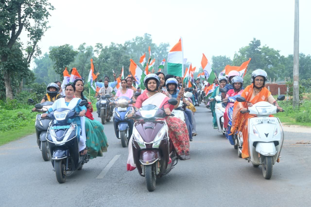 मंत्री लक्ष्मी राजवाड़े के नेतृत्व में सूरजपुर जिले में निकलीं भव्य तिरंगा यात्राएं