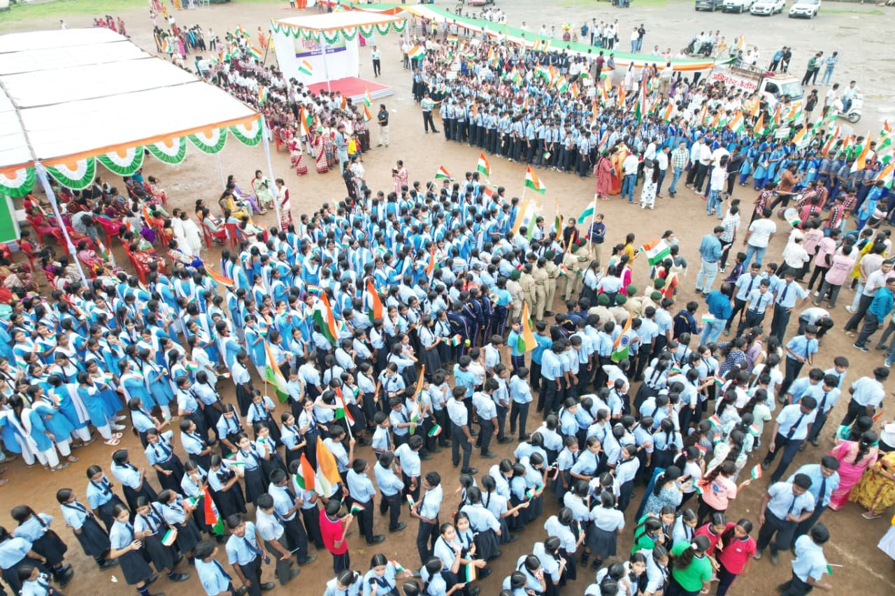 करीब 200 फीट लंबे तिरंगे के साथ उमड़ा जनसैलाब, वित्त मंत्री ओ.पी. चौधरी हुए शामिल
