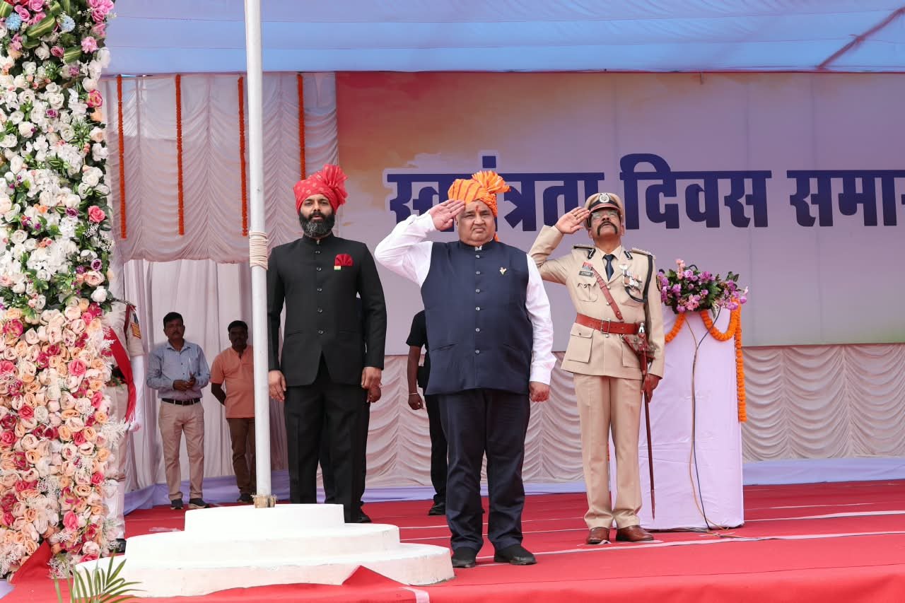 पर्यटन और संस्कृति मंत्री  राजेश अग्रवाल ने जशपुर रणजीता स्टेडियम में किया ध्वजारोहण