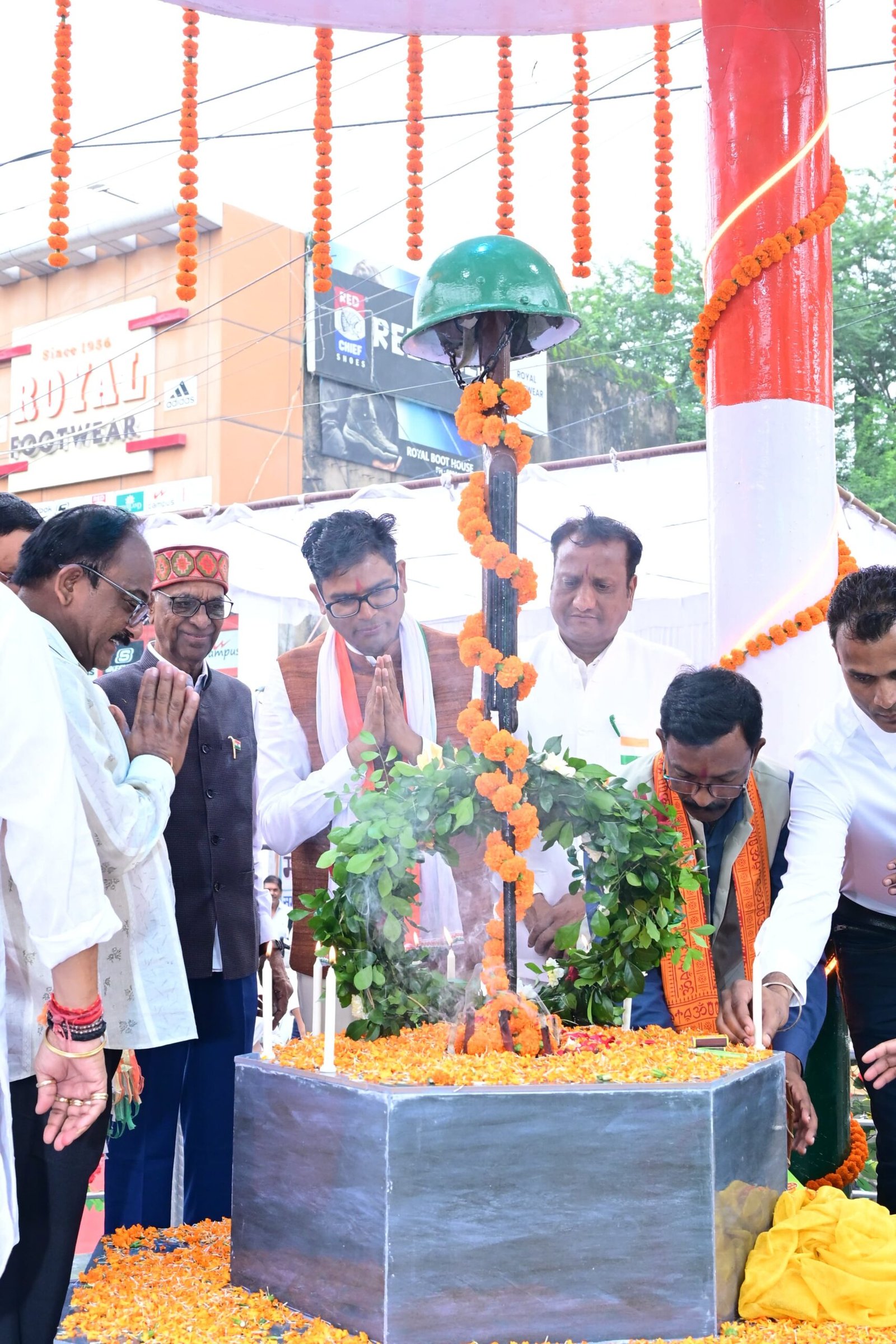 वित्त मंत्री ओपी चौधरी ने शहीद स्मारक पहुंचकर अमर जवानों को दी श्रद्धांजलि