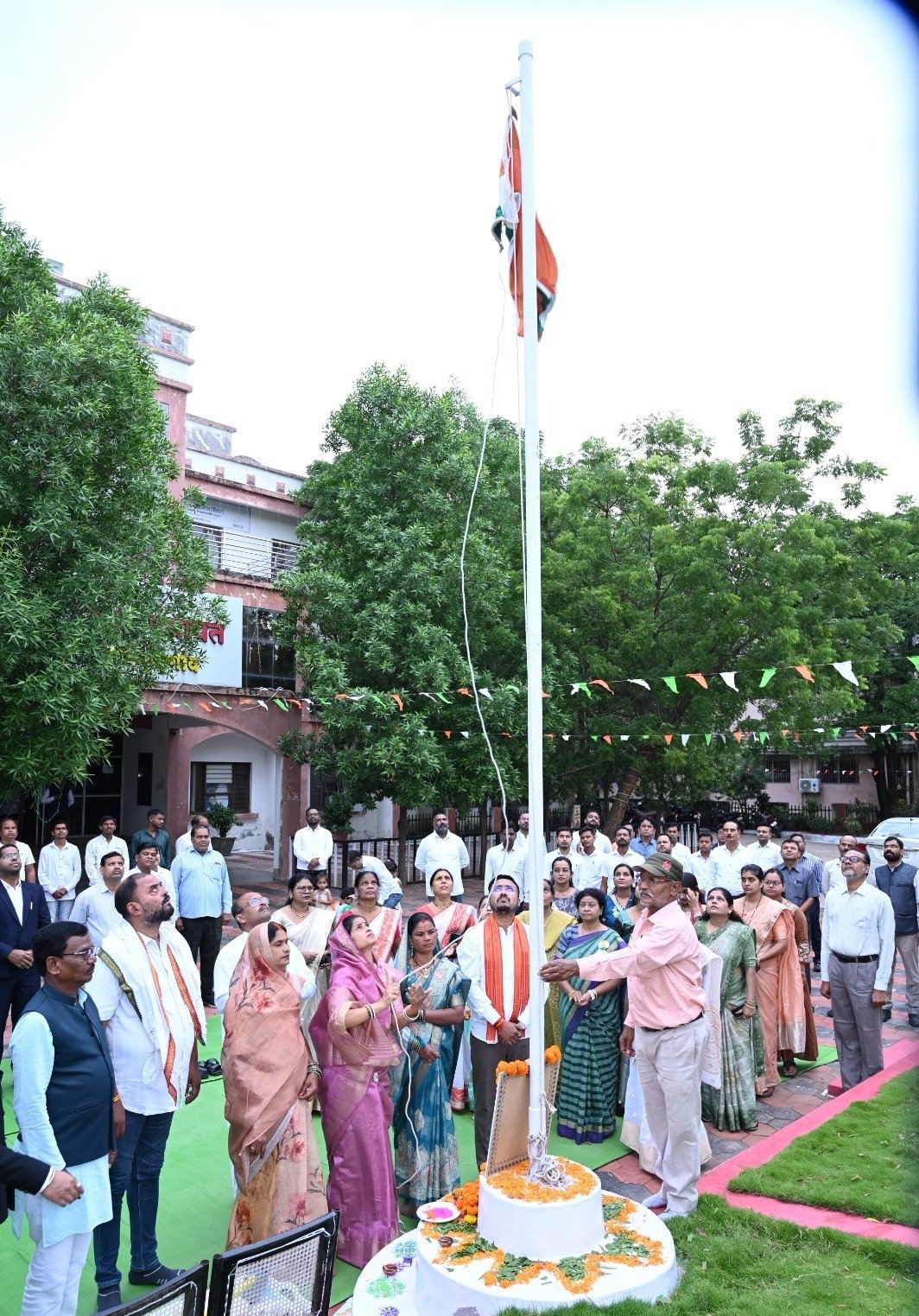 जिला पंचायत अध्यक्ष किरण वैष्णव ने जिला पंचायत परिसर में किया ध्वजारोहण