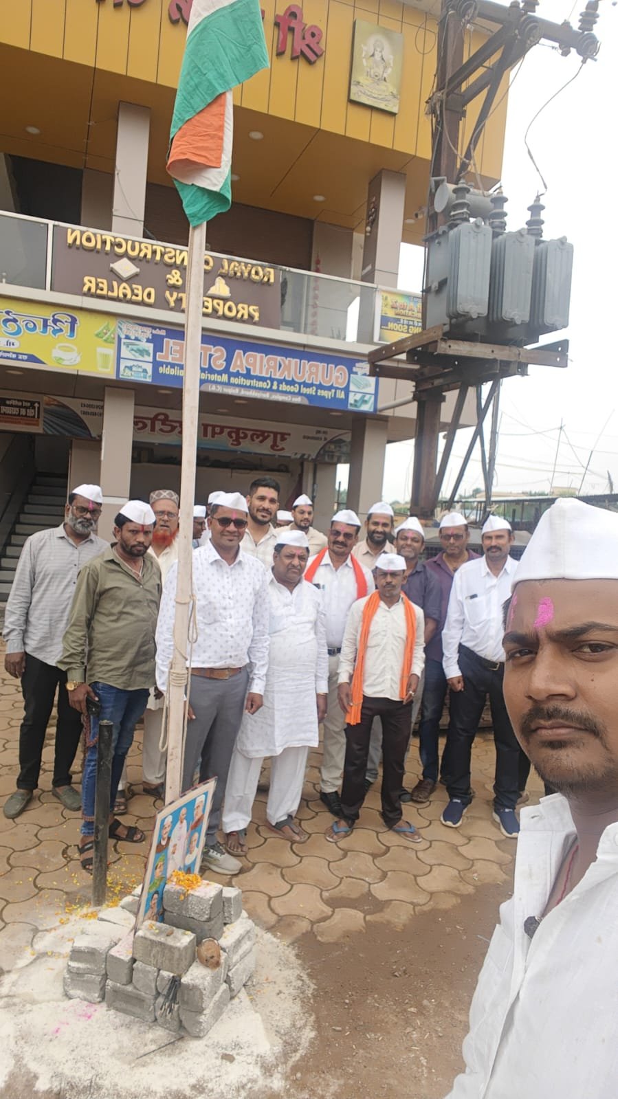बिल्डिंग मटेरियल सप्लायर वेलफेयर के सदस्यों ने झंडा रोहण किया