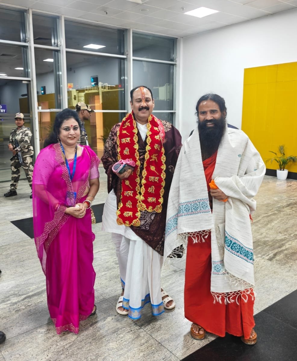 कथावाचक पंडित प्रदीप मिश्रा और योगगुरु रामदेव बाबा का महिला आयोग अध्यक्ष ममता साहू ने किया स्वागत