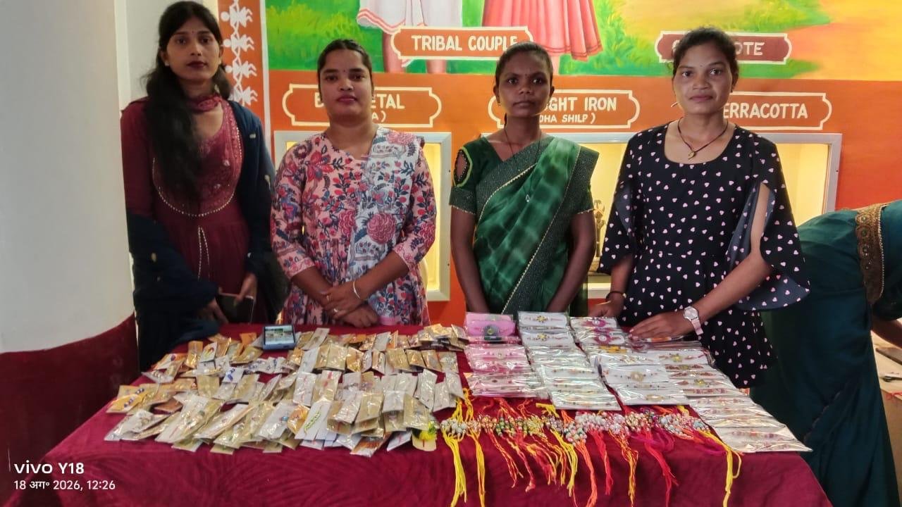 बस्तर की ग्रामीण महिलाओं ने रक्षाबंधन पर बिखेरी अपनी हुनर