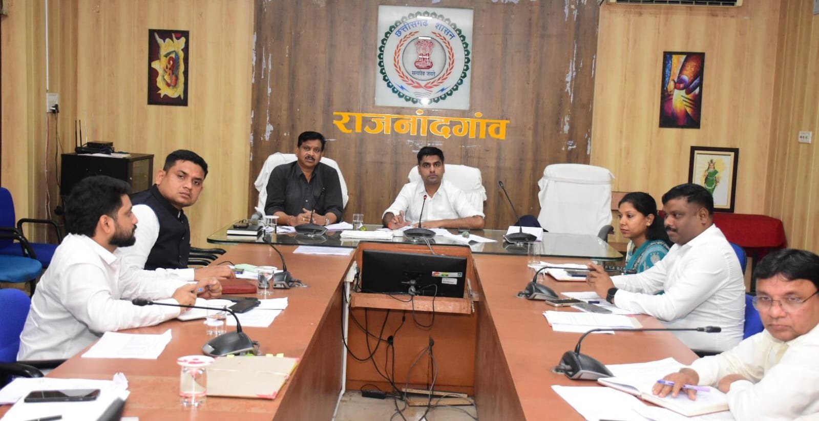 कलेक्टर ने राजस्व अधिकारियों की बैठक लेकर राजस्व कार्यों की समीक्षा की