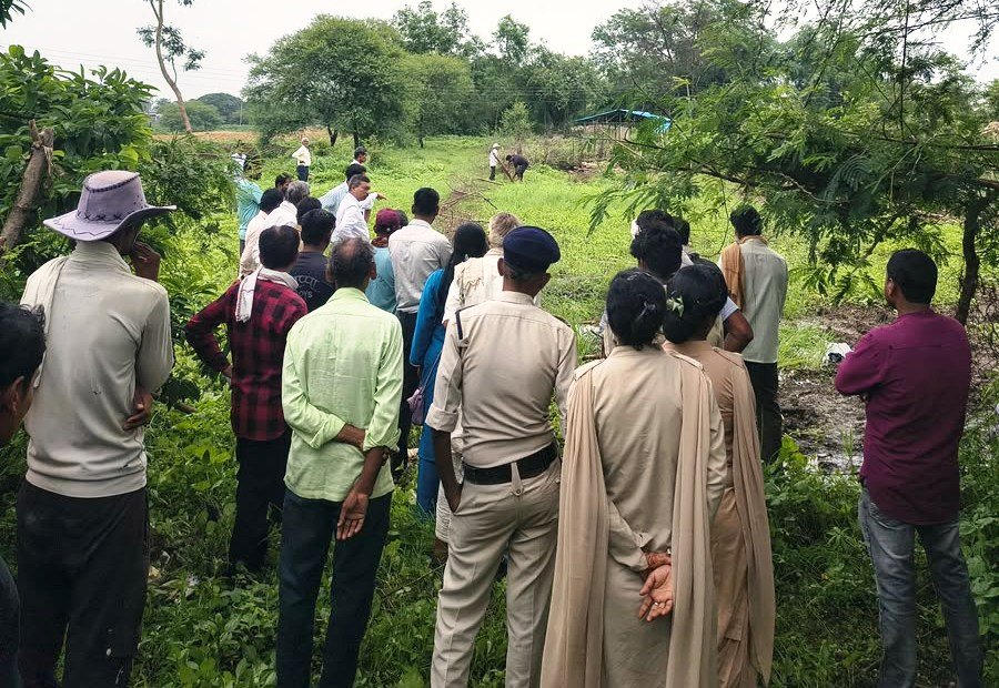 कलेक्टर जनदर्शन में प्राप्त शिकायत पर घास मद की शासकीय भूमि से हटाया गया अतिक्रमण