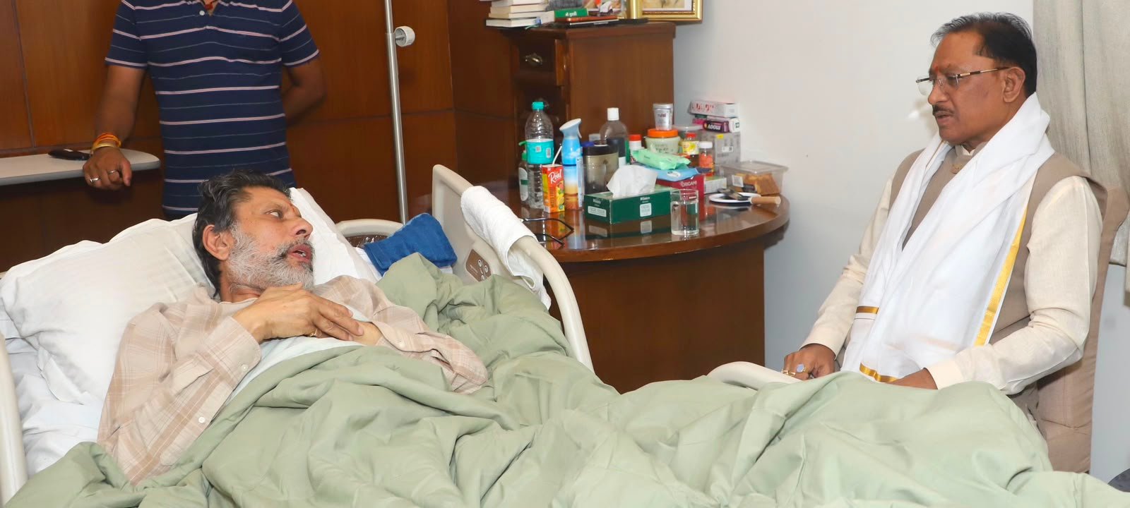 स्वास्थ्य लाभ ले रहे जगदलपुर विधायक  किरण सिंह देव से मिले मुख्यमंत्री विष्णुदेव साय