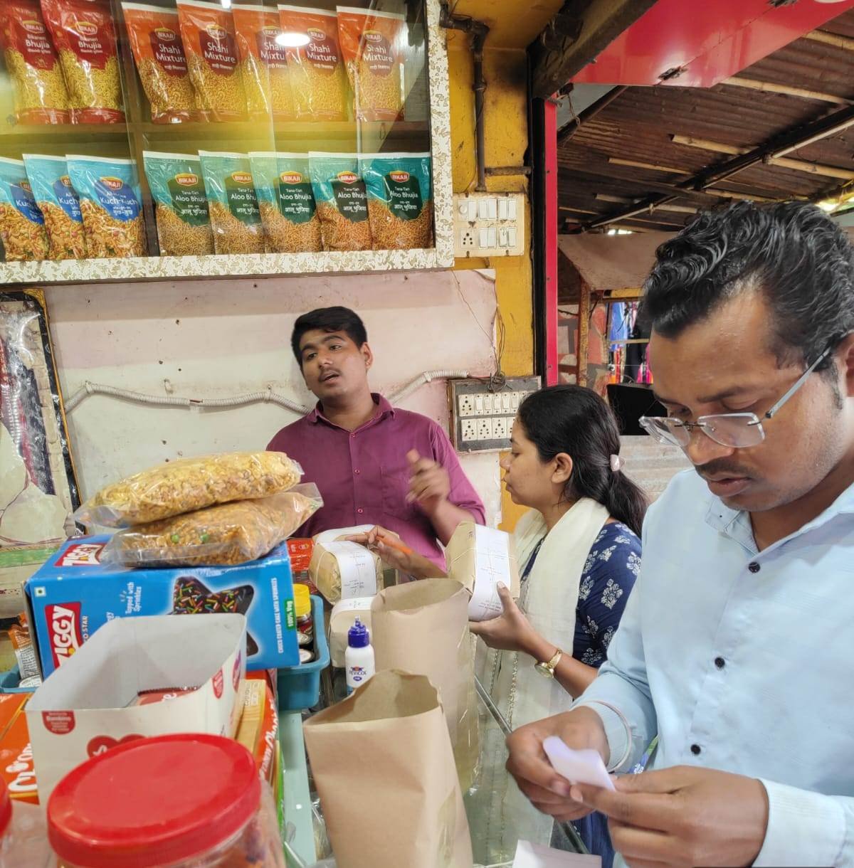 मिठाई, डेयरी उत्पाद, पनीर, खोवा, तेल, चॉकलेट एवं अन्य खाद्य पदार्थों के नमूने जांच के लिए संकलित किए गए