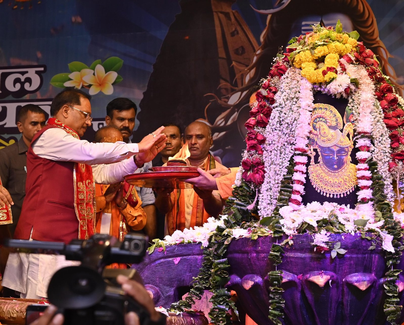 मुख्यमंत्री विष्णु देव साय ने भगवान शिव का रुद्राभिषेक कर प्रदेशवासियों के सुख-समृद्धि और खुशहाली की कामना की