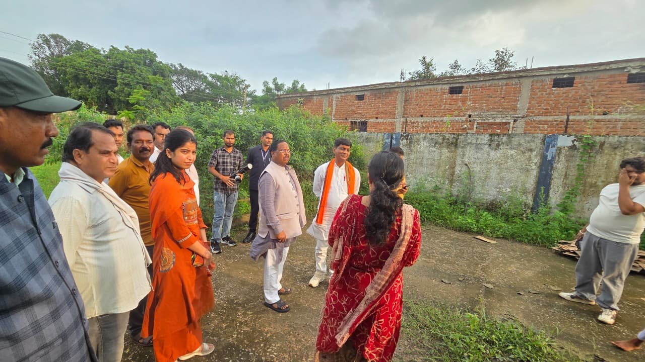 मंत्री रामविचार नेताम ने किया पोस्ट मैट्रिक आदिवासी कन्या छात्रावास का आकस्मिक निरीक्षण