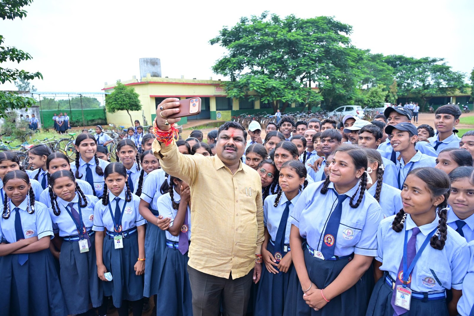 पेंड्रावन के विद्यार्थियों के साथ X पर साझा की सेल्फी, गजेंद्र ने लिखा: “बच्चे हमारा भविष्य हैं”