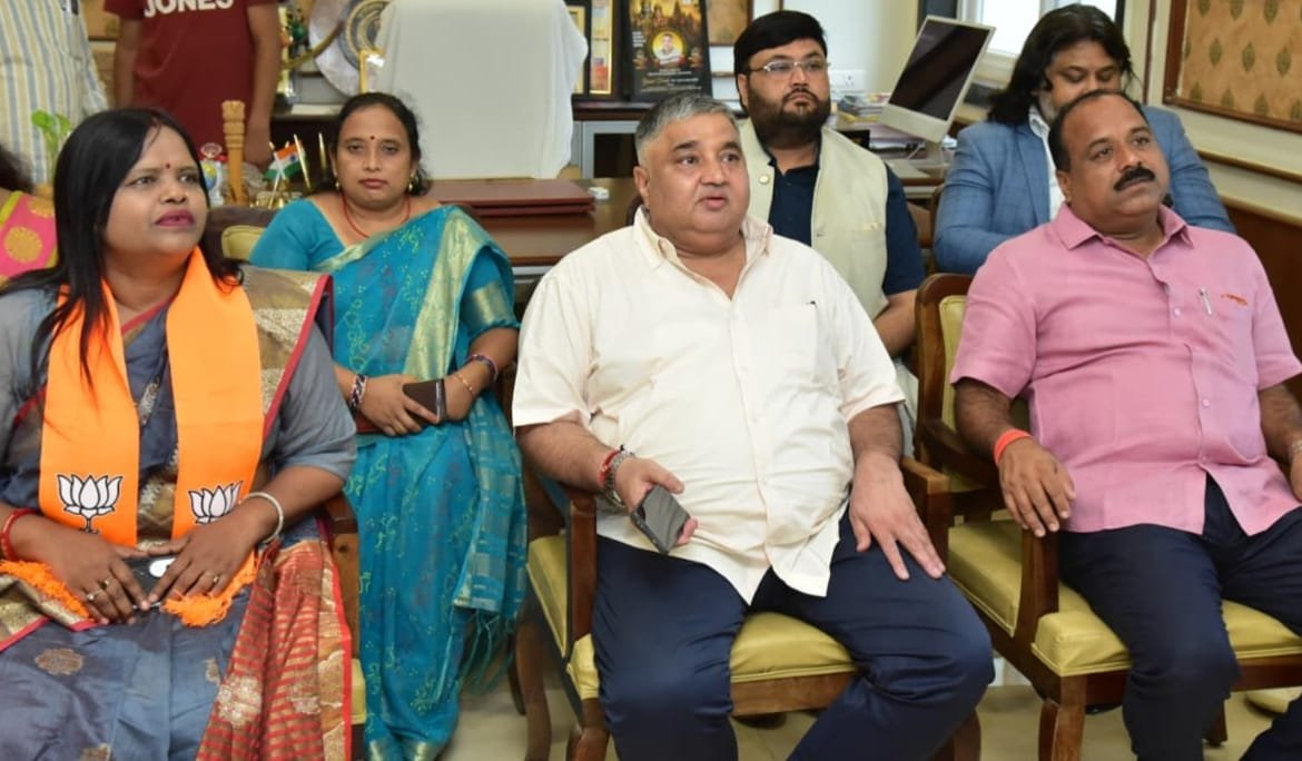 नेपाल में बाढ़ के बाद भारतीय नागरिकों के लापता होने पर मंत्री  राजेश अग्रवाल चिंतित 0 अंबिकापुर की डॉ. मीना गुप्ता की सुरक्षित वापसी के लिए विदेश मंत्रालय और भारतीय दूतावास के संपर्क में हैं अधिकारी
