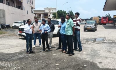 कलेक्टर ने खरसिया नाका चौक पहुंचकर जलभराव की स्थिति का लिया जायजा सड़क निर्माण के साथ प्रभावी जल निकासी व्यवस्था सुनिश्चित करने के दिए निर्देश
