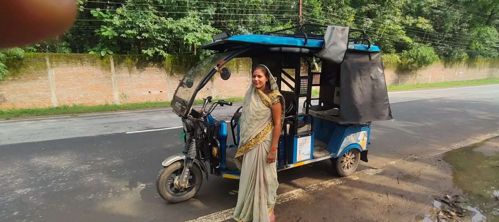 ई-रिक्शा ने बदली संगीता की जिंदगी, आत्मनिर्भरता की राह पर बनी लखपति दीदी