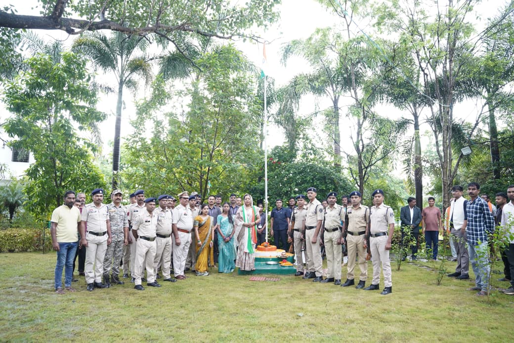 मुख्यमंत्री निवास बगिया में फहराया गया तिरंगा, स्वतंत्रता दिवस के अवसर पर मुख्यमंत्री की धर्मपत्नी  कौशल्या साय ने किया ध्वजारोहण