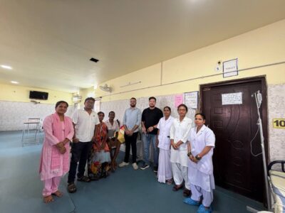 जिला चिकित्सालय जशपुर में 55 वर्षीय मरीज की जटिल आपातकालीन शल्यक्रिया सफल गंभीर आंत्र छिद्र और सेप्टिक शॉक से जूझ रहे मरीज को चिकित्सकों की टीम ने दिया नया जीवन स्वस्थ होने पर अस्पताल से मिली छुट्टी