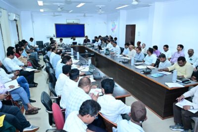 कलेक्टर ने स्कूल  और आंगनबाड़ी केंद्र के बच्चों का आधार केन्द्र प्राथमिकता से बनाने के दिए निर्देश आधार केन्द्र में अधिकारियों को निगरानी रखने के सख्त निर्देश