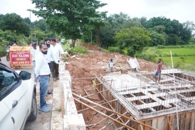 कलेक्टर  रोहित व्यास ने बाकी नदी में निर्माणाधीन पुल का किया निरीक्षण