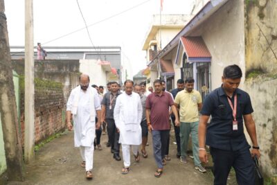 कुनकुरी के वरिष्ठ पत्रकार ओम शर्मा के निधन पर मुख्यमंत्री  विष्णुदेव साय उनके निवास पहुंचकर दी श्रद्धांजलि