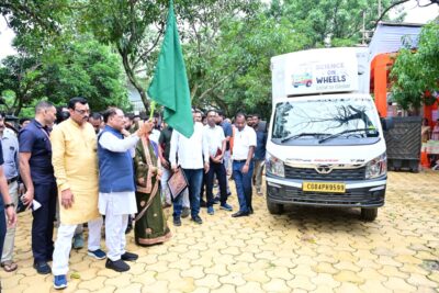 मुख्यमंत्री ने कैम्प कार्यालय बगिया में साइंस ऑन व्हील्स वाहन को हरी झंडी दिखाकर रवाना किया