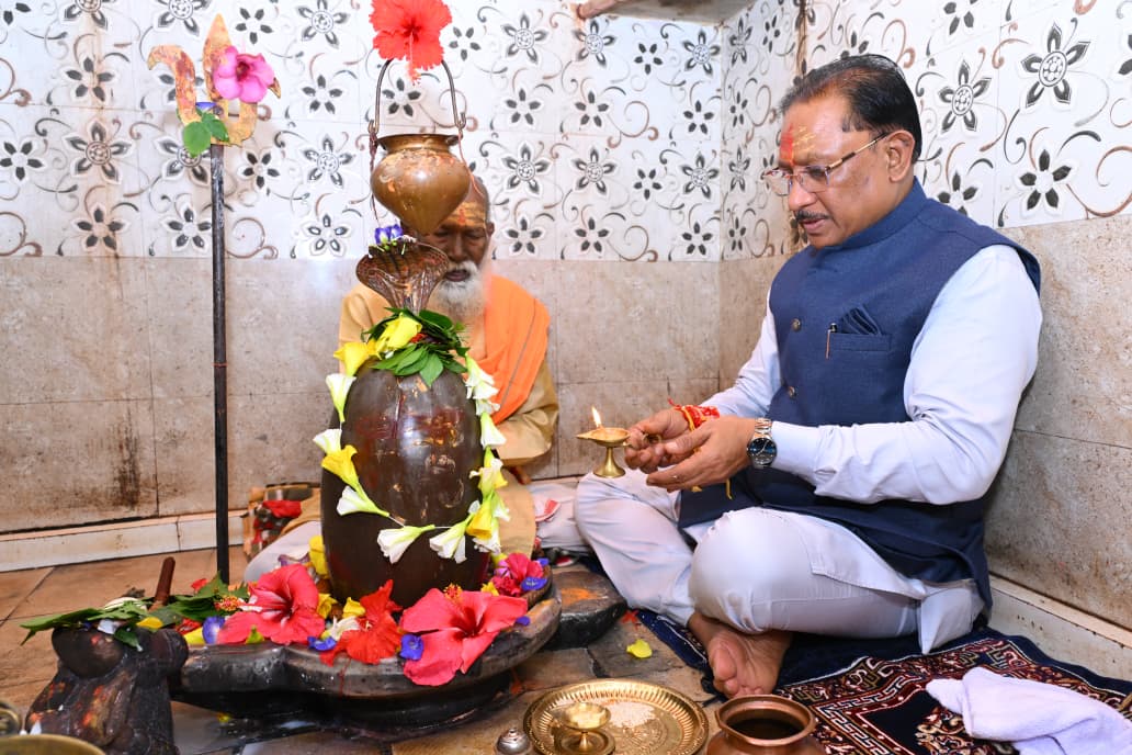 केरसई में बाबा भोलेनाथ के दरबार पहुंचे मुख्यमंत्री श्री साय, मंत्रोच्चार के बीच की विधि-विधान से पूजा-अर्चना