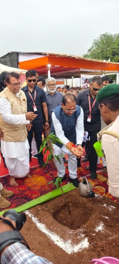 ग्राम गारीघाट में मुख्यमंत्री  विष्णु देव साय ने किया आम का पौधरोपण,