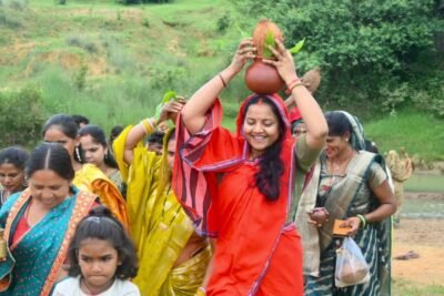 श्रावण मास के प्रथम सोमवार पर मंत्री लक्ष्मी राजवाड़े ने बीरपुर में की कांवड़ यात्रा और जलाभिषेक