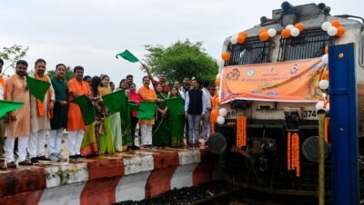 पर्यटन एवं संस्कृति मंत्री  राजेश अग्रवाल की पहल से सरगुजा संभाग के 850 श्रद्धालु भारत गौरव ट्रेन से रामलला एवं बाबा विश्वनाथ के दर्शन के लिए रवाना