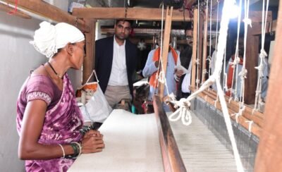 कलेक्टर ने आदिवासी बुनकर सहकारी समिति बुचाटोला का किया निरीक्षण