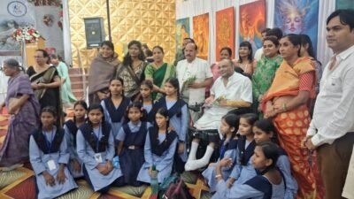 रंगों ने लिखी हौसले की कहानी, 90 प्रतिशत दिव्यांग बसंत साहू की कला को मिला सम्मान
