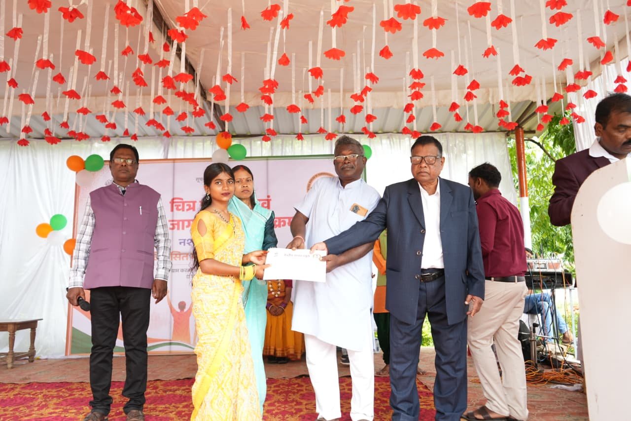 ग्रामीणों एवं विद्यार्थियों ने देखी नशामुक्ति पर केंद्रित चित्र प्रदर्शनी