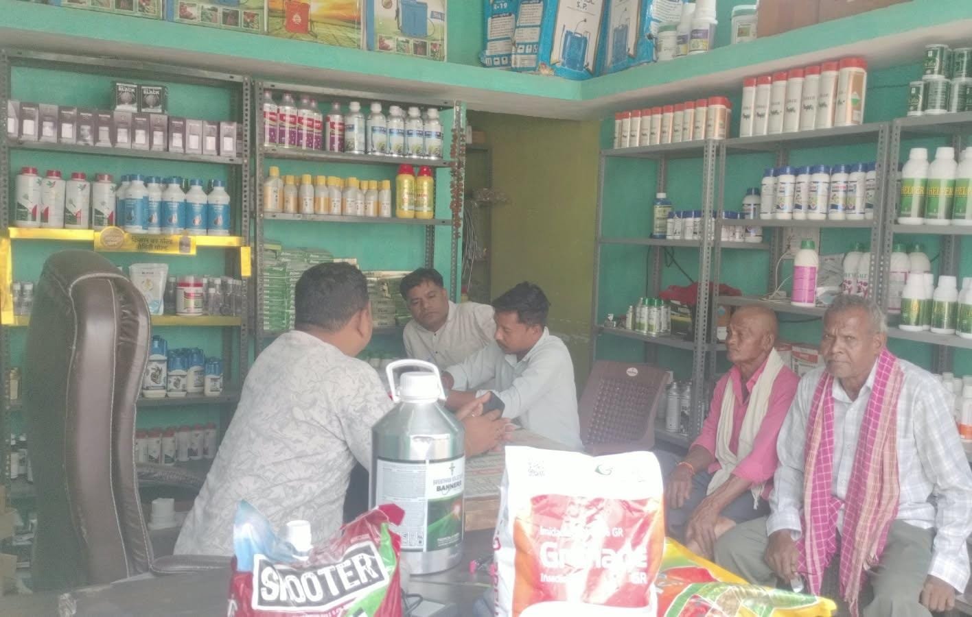 करतला में कीटनाशक दुकानों का औचक निरीक्षण