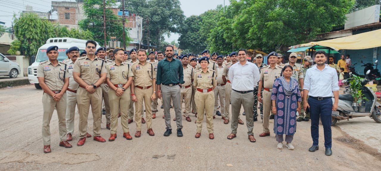 आगामी जन्माष्टमी एवं गणेशोत्सव को लेकर पुलिस प्रशासन द्वारा कलेक्टर-एसपी की उपस्थिति में फ्लैग मार्च – असामाजिक तत्वों को स्पष्ट संदेश, कानून-व्यवस्था से खिलवाड़ करने वालों पर होगी कड़ी कार्यवाही