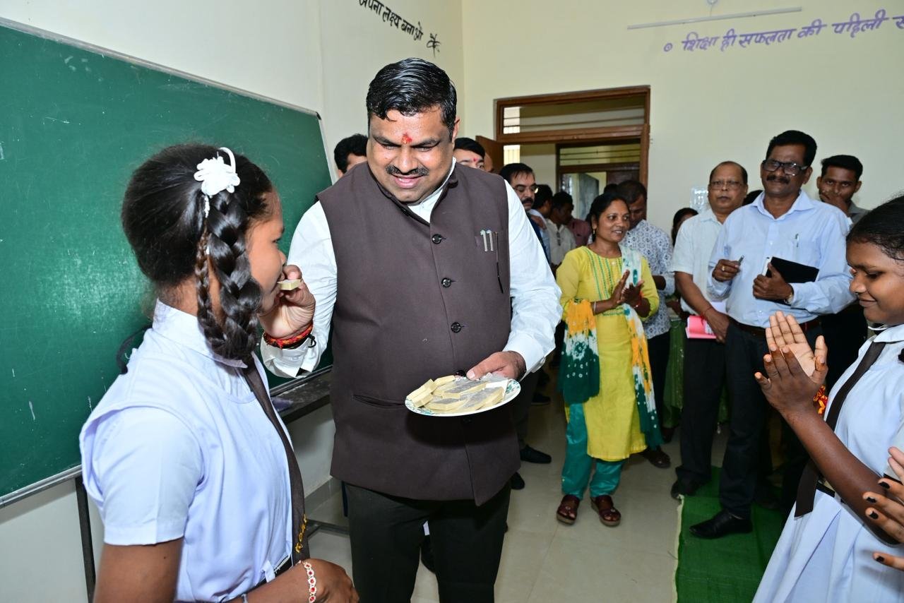 शिक्षा मंत्री गजेन्द्र यादव का 3 दिवसीय बस्तर दौरा बस्तर संभाग में संचालित आवासीय विद्यालयों की व्यवस्थाओं की समीक्षा की