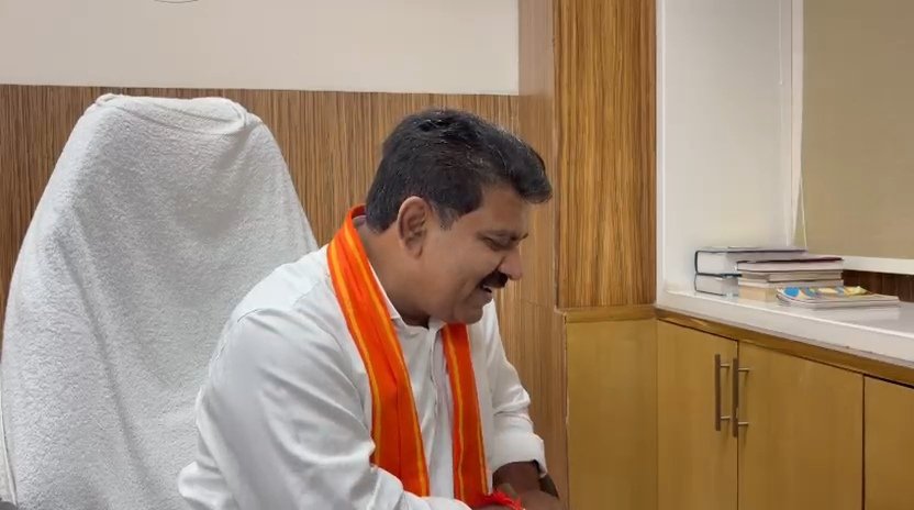 कवर्धा मेडिकल कॉलेज में प्रवेश लेने वाले जिले के प्रथम छात्र हिमांशु को उप मुख्यमंत्री विजय शर्मा ने फोन कर दी बधाई एवं शुभकामनाएं