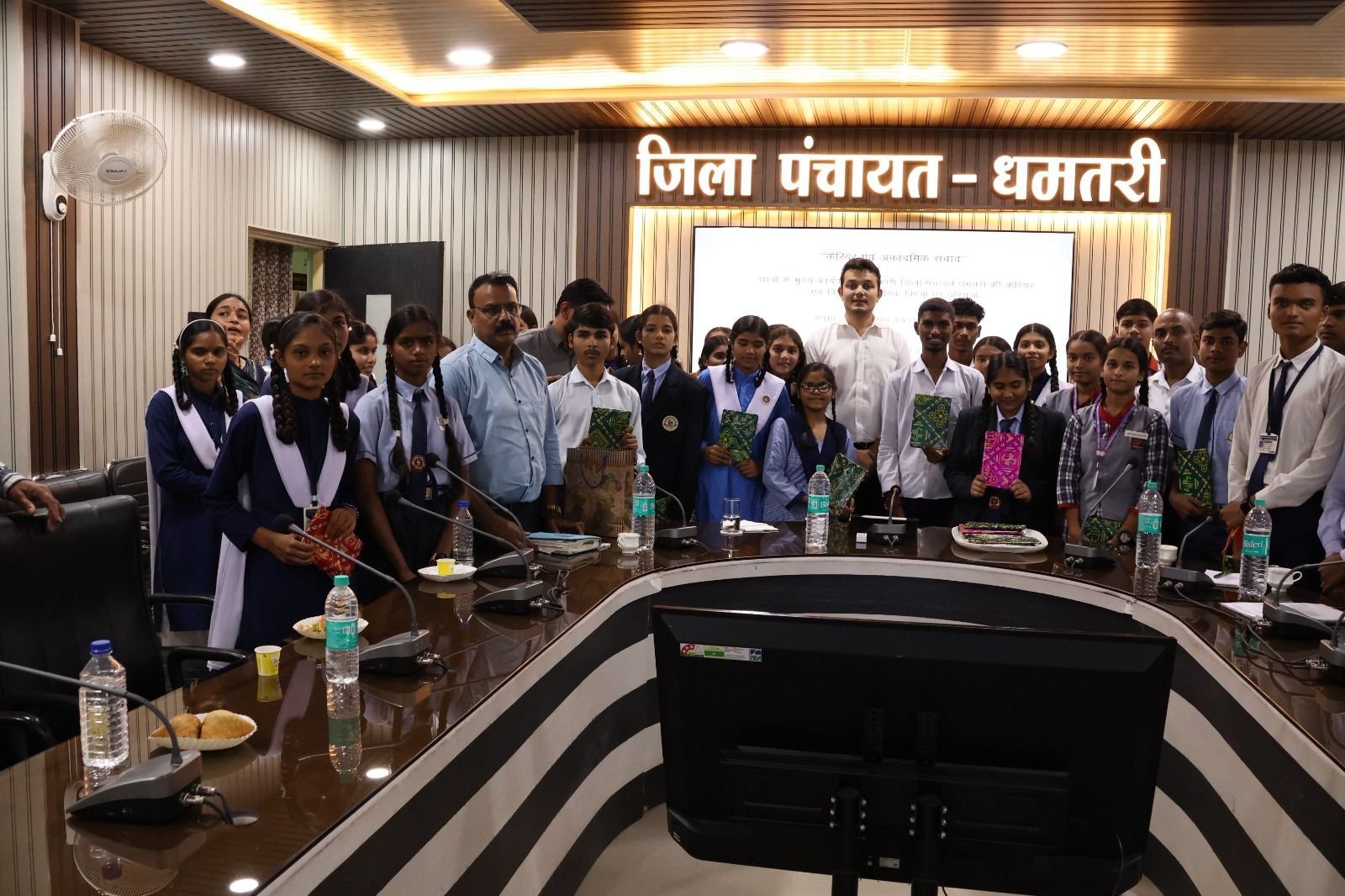 प्रतिभावान विद्यार्थियों से सीईओ जिला पंचायत जयंत नाहटा ने किया कैरियर एवं अकादमिक संवाद