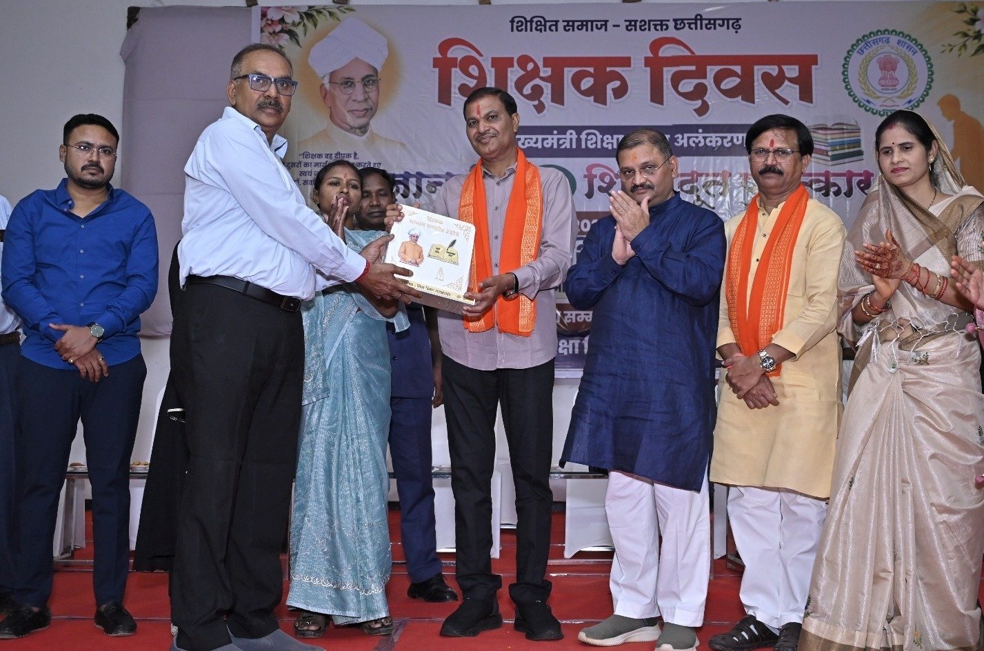 शिक्षक दिवस पर शिक्षक सम्मान समारोह का हुआ आयोजन