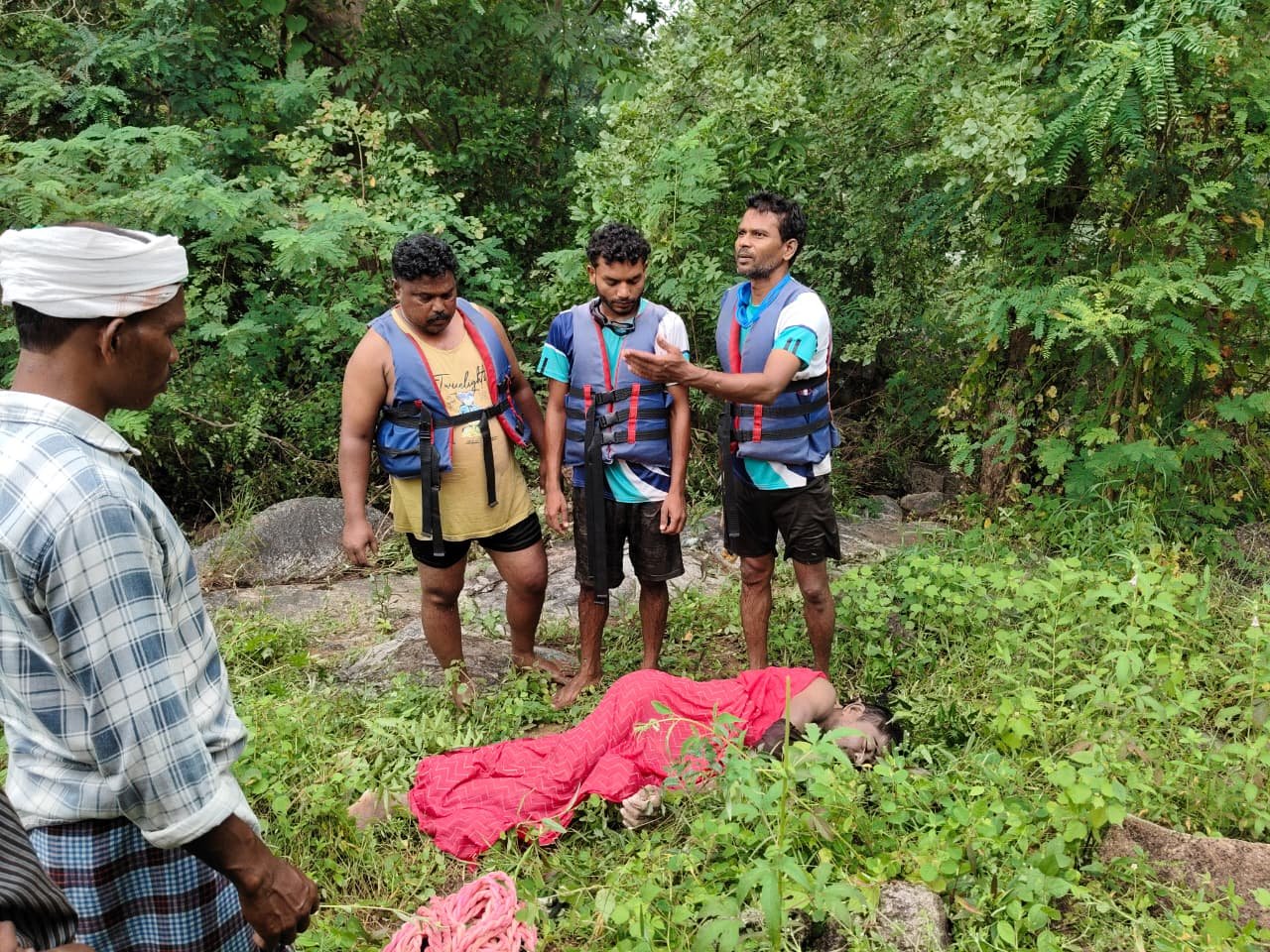 गंगरेल ब्लू एडवेंचर स्पोर्ट एसोसिएशन की गोताखोर टीम ने मुरुमसिल्ली जलाशय में डूबे दो मछुआरों के शव खोज निकाले
