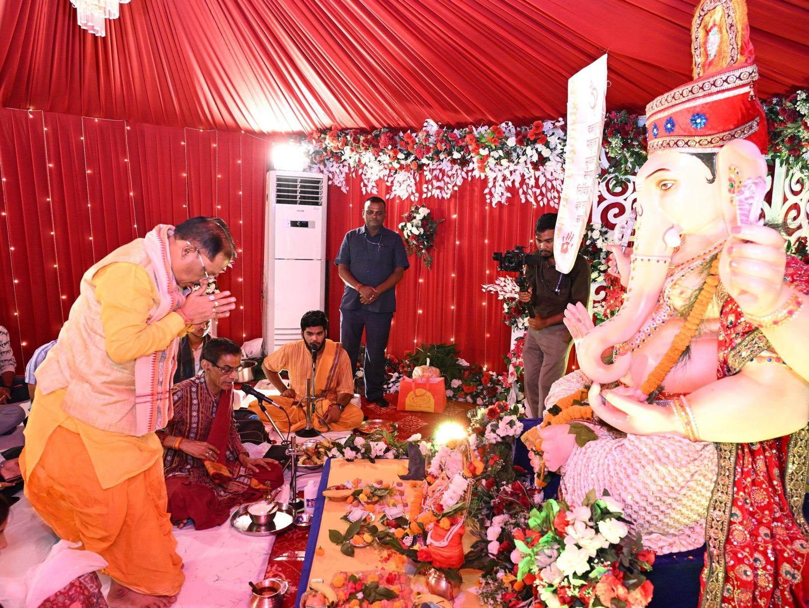 मुख्यमंत्री निवास में विराजे भगवान गणेश, मुख्यमंत्री विष्णु देव साय ने परिवारजनों के साथ विधि-विधान से की गणपति की स्थापना और पूजा-अर्चना