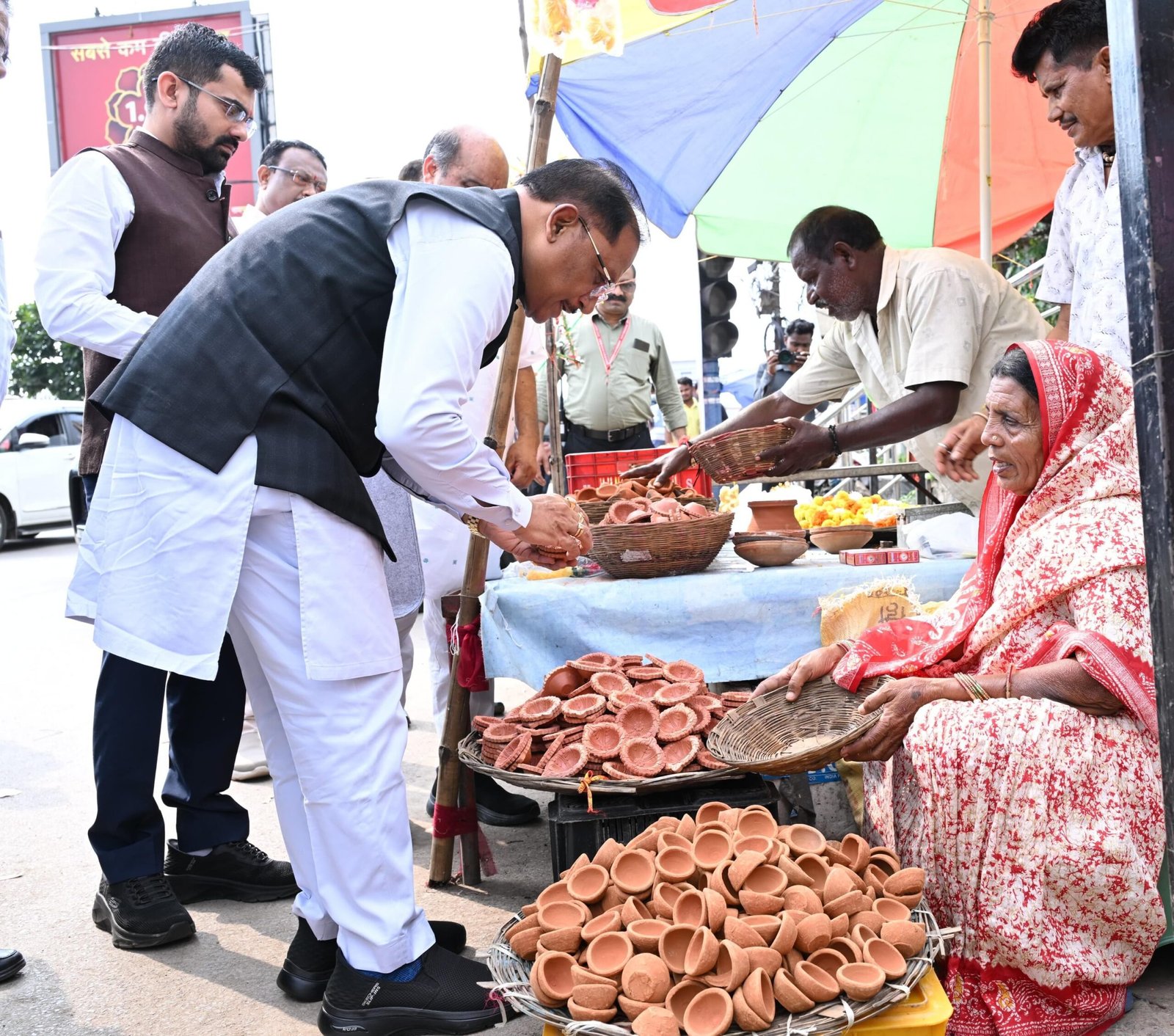 सड़क किनारे पसरे पर अचानक पहुंचे मुख्यमंत्री श्री विष्णु देव साय, मीरा के पसरे से खरीदा ‘आशीर्वाद का दीया’