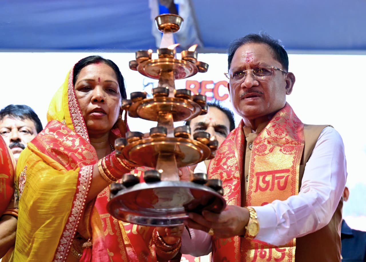 सवा लाख ‘आशीर्वाद के दीपों’ से जगमगाया खारुन तट, प्रधानमंत्री श्री नरेंद्र मोदी के स्वस्थ और दीर्घायु जीवन के लिए हुई महाआरती