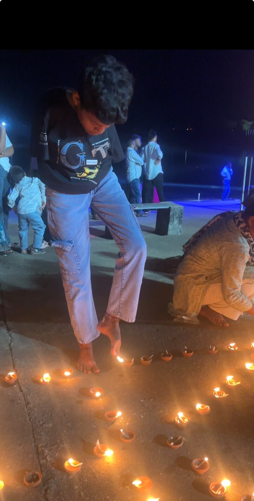 जब पैरों ने जलाया उम्मीद का दीप, हाथों ने साथ छोड़ा तो हौसलों ने थाम ली रोशनी, रुद्रेश्वर घाट पर वर्षा ने पैरों से प्रज्वलित किया दीप